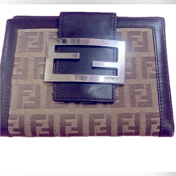 FENDI wallet the iconic Fendi "FF" Zucca logo pattern on the canvas exterior. - Picture 1 of 4